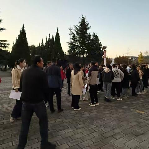 筑牢安全防线，守护校园净土——旬邑县职田中学开展管制刀具及违禁物品排查活动