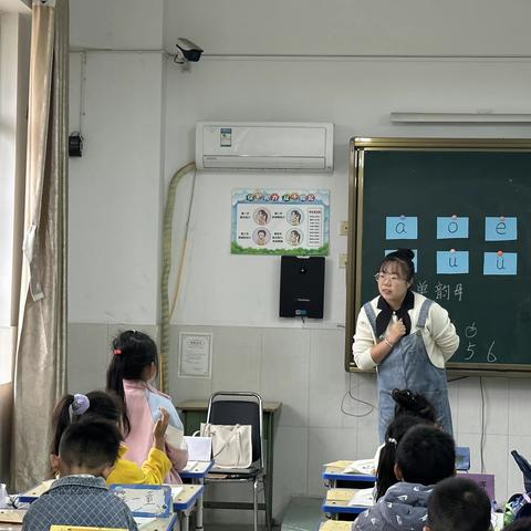 南曹中心校到外国语小学梦想路校区进行课堂调研