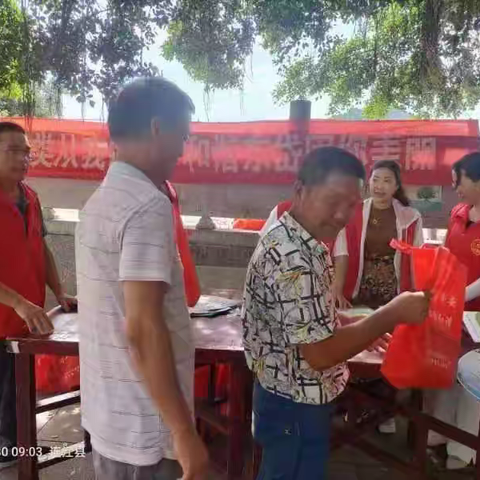 【县拉分办】东岱镇环卫所联合镇综治办开展垃圾分类宣传活动