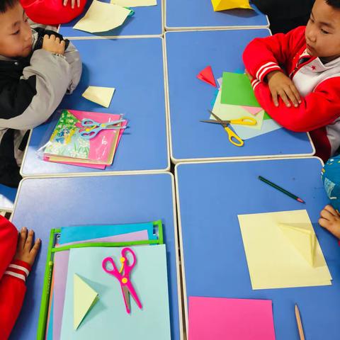 杨林中心校一年级劳动课——巧剪四瓣花，指尖绽放创造力