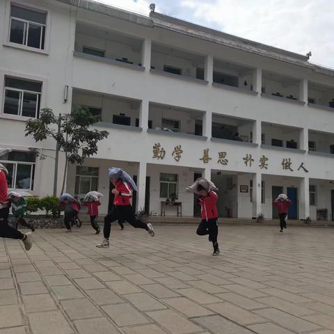 以演筑防  以练备战 ——马鞍山乡三鹤小学“防震减灾”应急演练活动