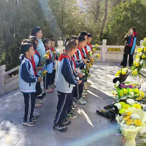 “清明寄哀思，献花祭英烈” ——临河区第八中学二四班祭英烈活动