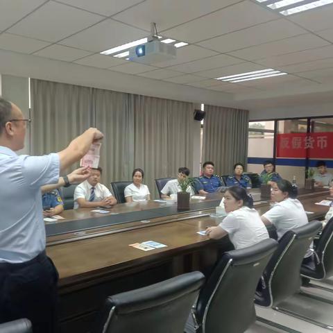 筑牢货币安全网   守好群众钱袋子 --2025年反假宣传月活动翁源农商银行走进仁新高速翁源北收费站