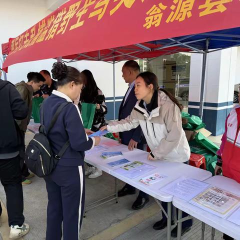 翁源农商银行开展减费让利宣传活动