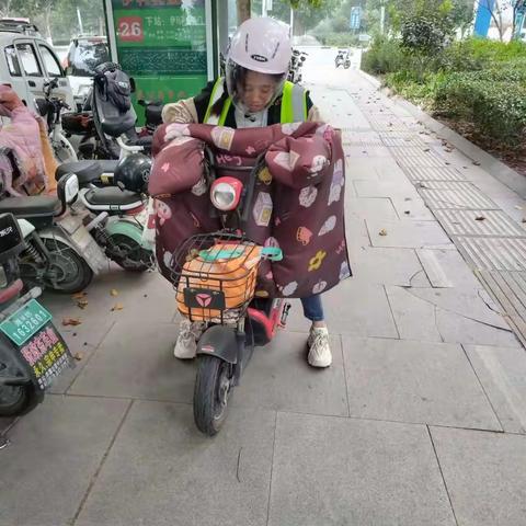 10月19日外围收奶甲班对骑行人员进行安全检查，骑行人员安全头盔.反光衣.反光贴，车辆灯光.刹车等进行排查。