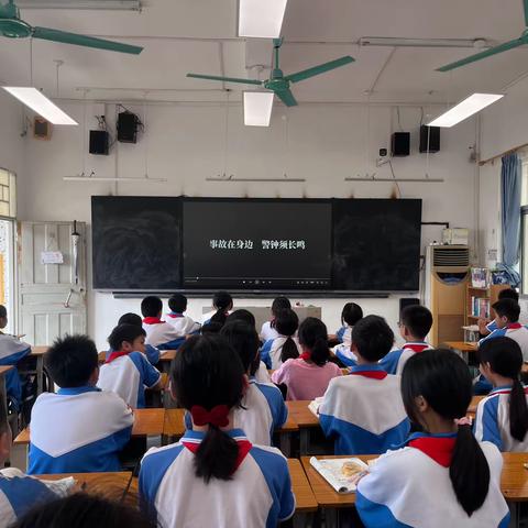 港口英雄民兵连红军小学开展交通安全教育主题班会