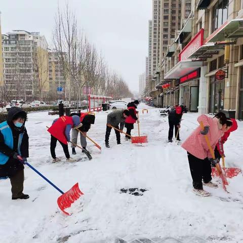 【名辉豪庭社区城管工作站】落实“门前五包”，扫雪除冰保畅通