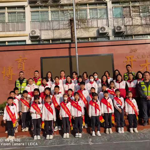 我们的行动是，奉献！友爱！互助！