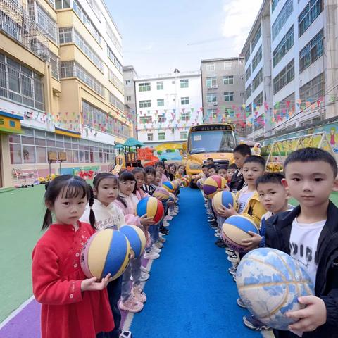 大五班《爱在朝夕相伴中》月主题相册