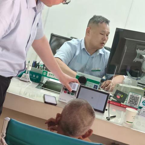 中国农业银行安丘白芬子支行：暖心服务助腿脚残疾老人办理业务