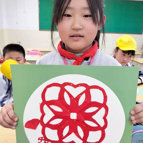 三年级剪纸《四折窗花》