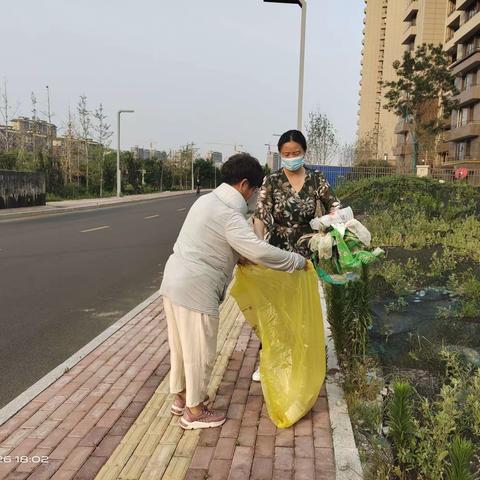 为庆祝"七一党的生日"。张庄村″党建″引领，全民清扫，提升环境，美丽家园”人居环境整治活动