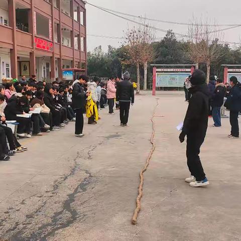 瓦店镇中心学校迎元旦拔河比赛活动顺利开展