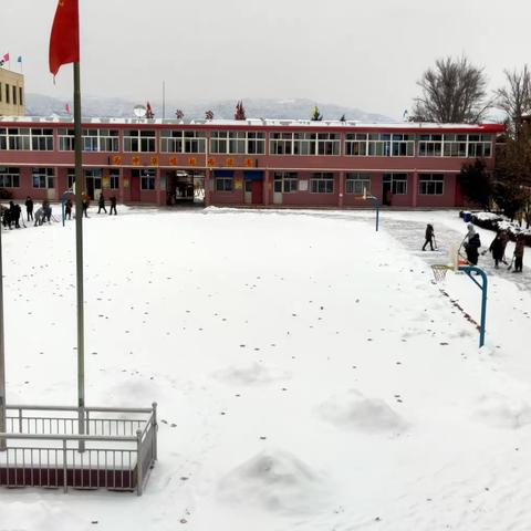 “清雪除冰在行动 家校携手送温暖”——杨家小学教师与家长清扫积雪活动