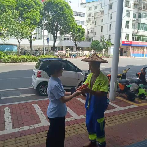 炎炎夏日送清凉 丝丝凉意暖人心——漳州东门支行送清凉活动