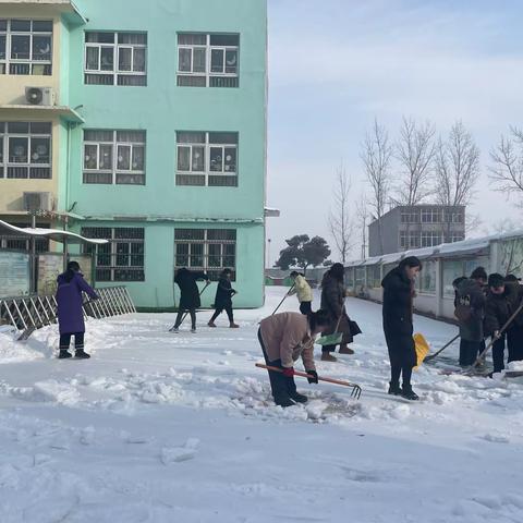 最美下雪天 最暖清雪人——立仓镇中心幼儿园清雪除冰迎开学活动