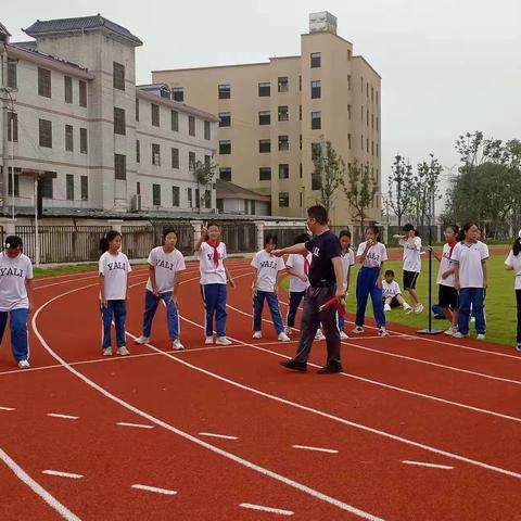 运动会上展风采   青春赛场不迷茫