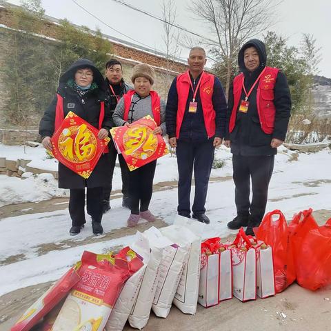 春节将至，岁寒情深。新春佳节来临之际，为贫困家庭过一个快乐、祥和的新年，坦埠文明乡村志愿服务队开展系列慰问走访活动。