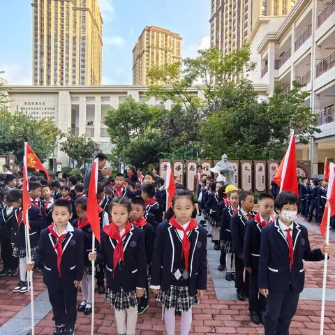 红心向党  培根铸魂 昆明市盘龙区师大实验昆明湖中学（小学部） —二年级举行建队日活动暨第二批少先队员入队仪式