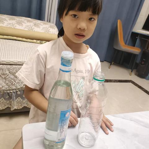我是17班的刘伊诺，今天给大家做一个生气的瓶子的实验 。先准备一些白醋，空瓶子 ，小苏打，气球