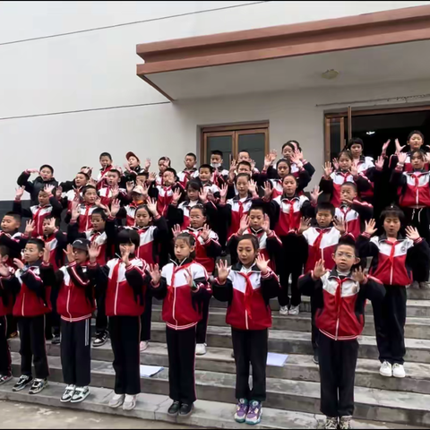 龙泉小学国学诵读高年级——“朗诵经典诗歌 打造书香校园”