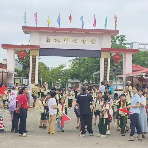 万宁市南林中心学校 ﻿护学志愿服务纪实