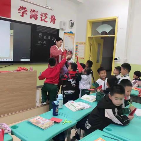 长征小学西校区一（1）班家长进课堂之剪纸