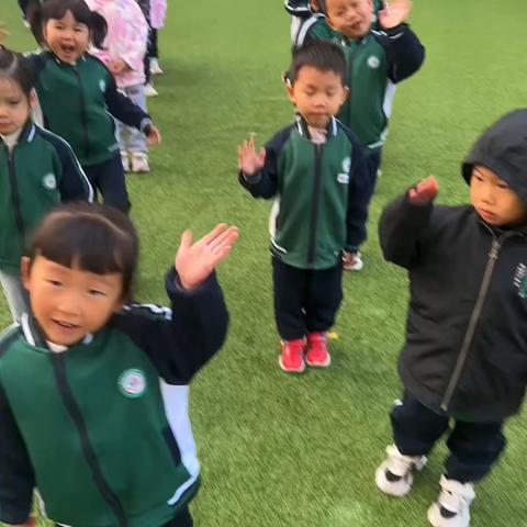 【奉新县冶城职校附属幼儿园】大五班☀️观看冶城职校运动会开幕式