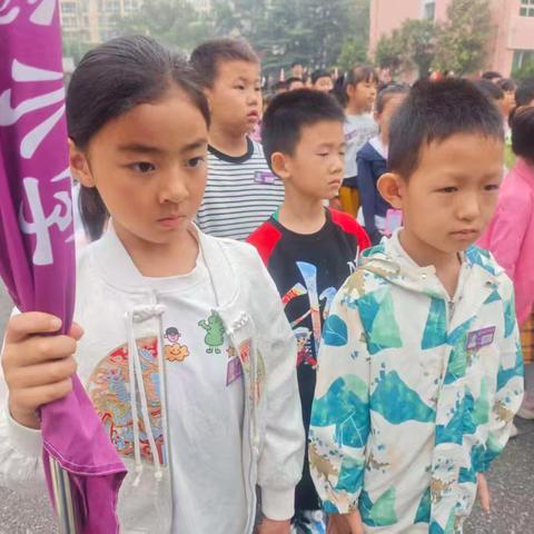 晨光中的国旗礼：小学生升旗仪式纪实