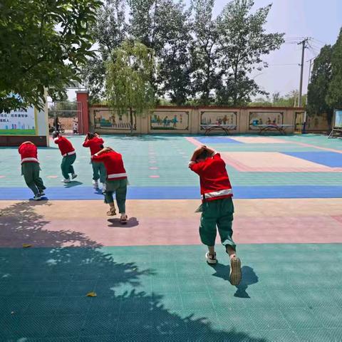“防震演练筑防线，安全意识记心间” ——东万善小学防震减灾演练活动