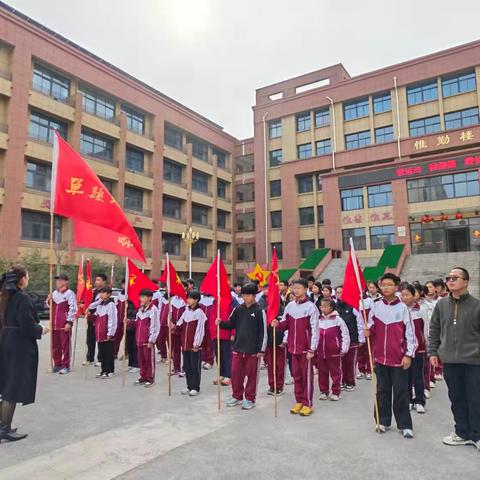 一抹志愿红，点亮三月天 ——单县北城中学学雷锋活动月公益劳动🌿