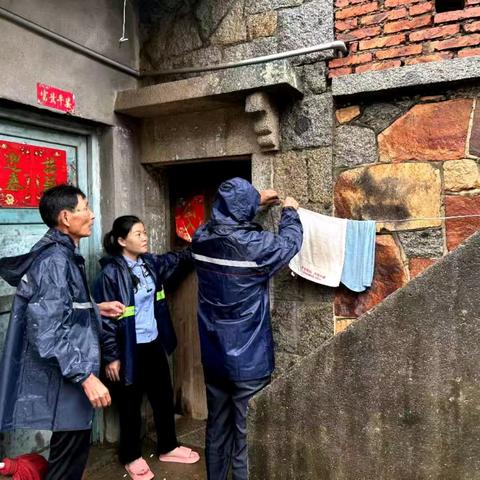 风雨坚守，网格员与村干部共筑防汛安全线