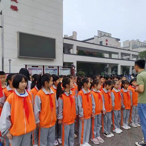 湘乡市芙蓉学校“红领巾消防小分队”走进消防救援大队，体验一日小小消防员