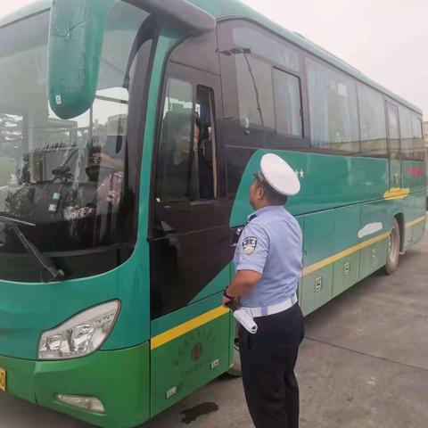 眉县交警开展客运车辆交通安全大检查