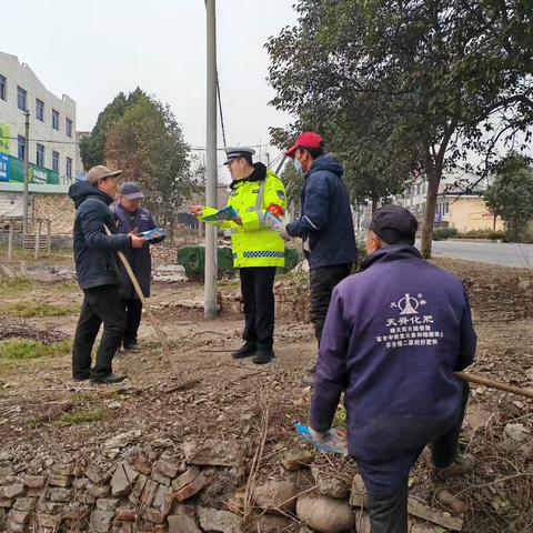 眉县交警开展交通安全宣传活动进农村