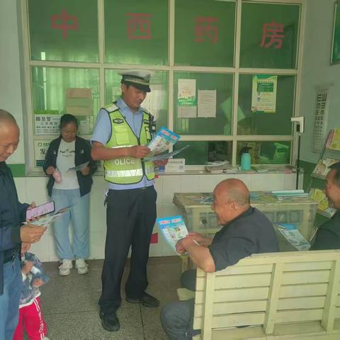 眉县交警阴雨天气深入辖区村组开展"敲门行动"