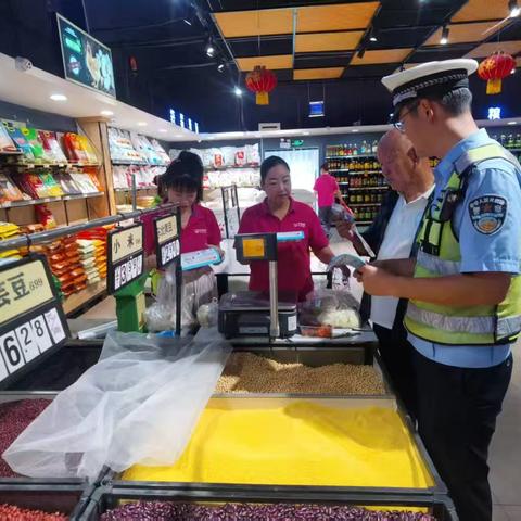 眉县交警深入超市摊点开展交通安全宣传活动