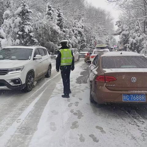 天气虽冷但雪“警”暖人