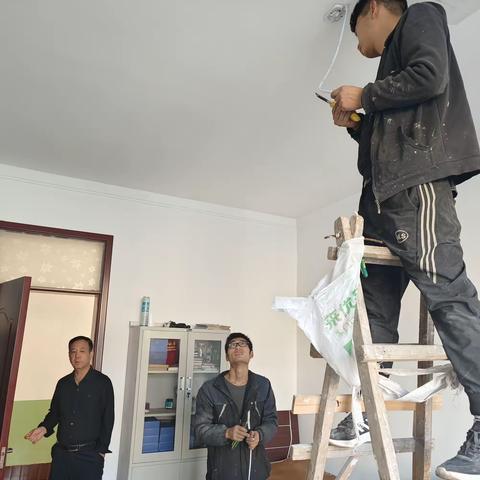 机关服务中心为办公区更换节能灯具 助推公共机构节能工作