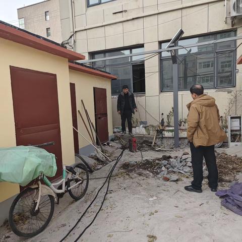 切实改善发改局办公环境，开展疏通管道工作