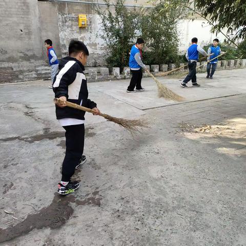 美化环境快乐劳动——果园小学卫生大扫除简讯