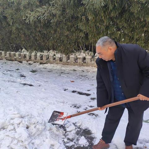 冬日暖人心，扫雪我先行