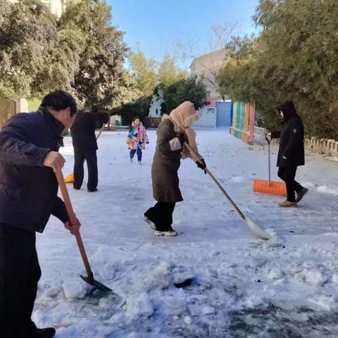 踏雪而来 情暖校园——龙亭区果园小学校园卫生打扫除雪记