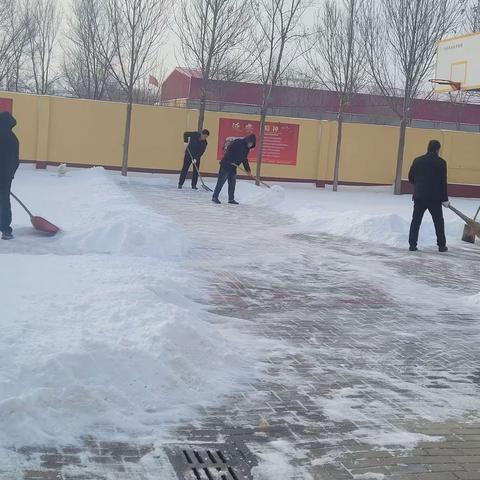 “瑞雪纷纷满校园，教师家长齐扫雪”——记尤村小学扫雪活动