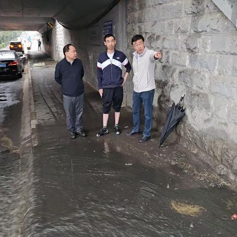 王俊胜雨中调研大明湖排水分区西圩子壕、少年路、生产路积水点改造效果