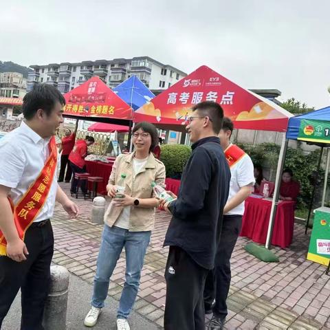 工商银行台州景元路支行为助力高考门口送水，为梦想加油！这个夏天，我们与你同行！