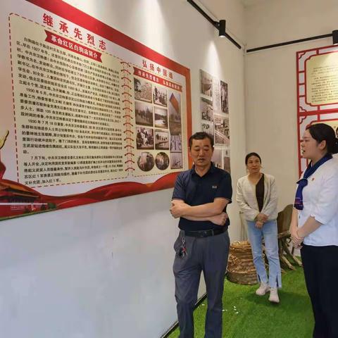 确山农商银行双河支行与陈店村委在陈店村史馆开展党建共创实践活动