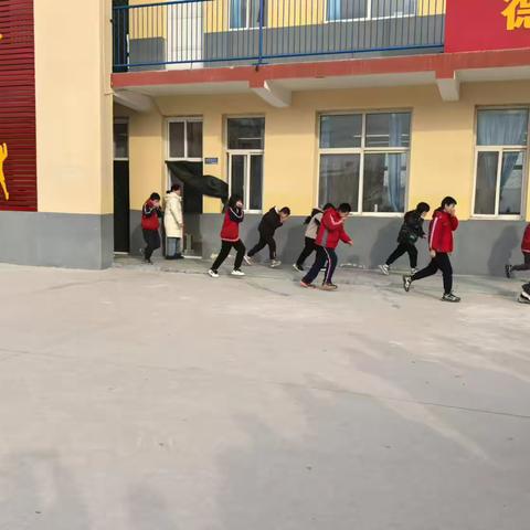 南鲁中心小学开展消防安全疏散演练