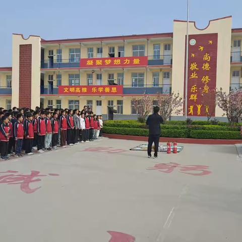 柏乡县南鲁中心小学开展消防应急疏散演练活动