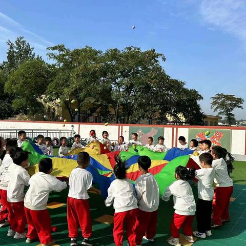 南圈头幼儿园户外体适能——趣味彩虹伞